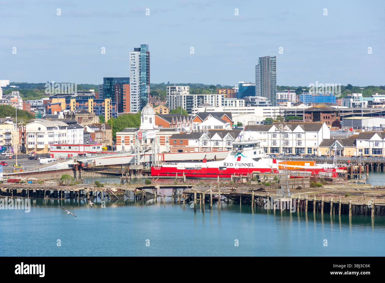 Vista sulla città da River test, porto di Southampton, Southampton, Hampshire, Inghilterra, Regno Unito Foto Stock