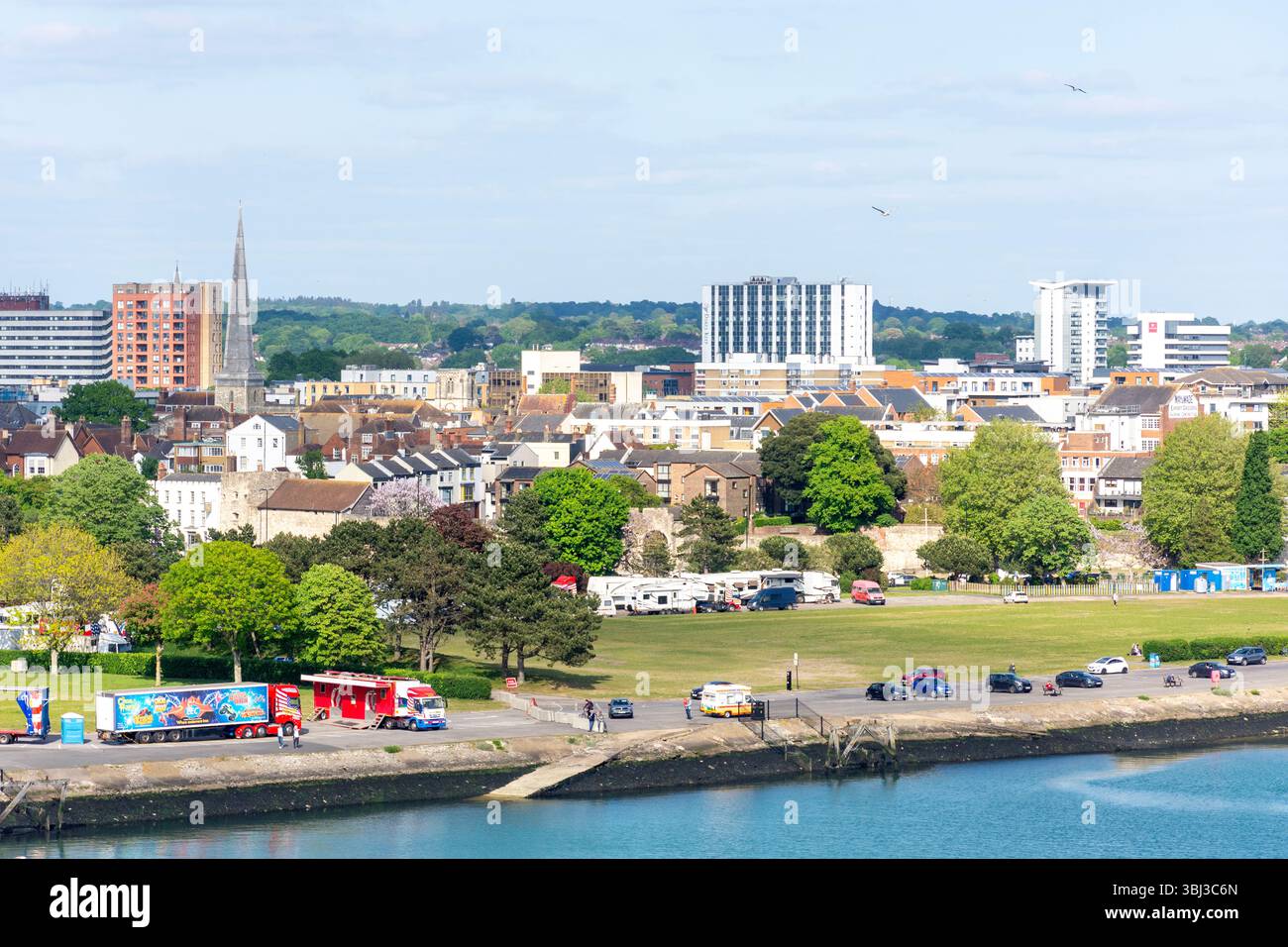 Mayflower Park e vista della città da River test, porto di Southampton, Southampton, Hampshire, Inghilterra, Regno Unito Foto Stock