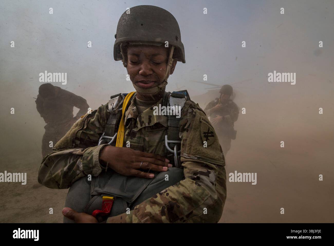 I soldati dell'esercito americano conducono un addestramento aereo a Fort Bragg, North Carolina, praticando salti con paracadute e discese tattiche dall'elicottero. Foto Stock