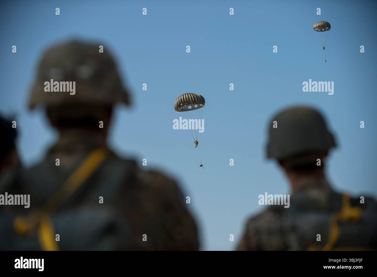 I soldati dell'esercito americano conducono un addestramento aereo a Fort Bragg, North Carolina, praticando salti con paracadute e discese tattiche dall'elicottero. Foto Stock
