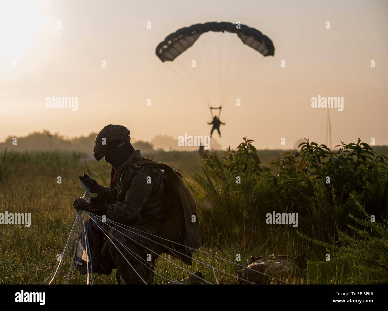 I soldati dell'esercito americano conducono un addestramento aereo a Fort Bragg, North Carolina, praticando salti con paracadute e discese tattiche dall'elicottero. Foto Stock