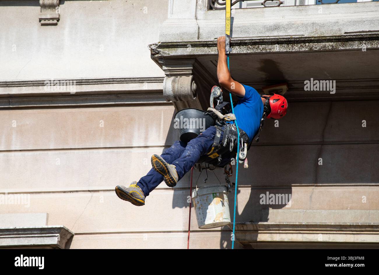 Esperto di accesso alla fune per il restauro esterno di edifici storici: Lavori efficienti e non invasivi che conservano materiali originali e dettagli storici. Foto Stock
