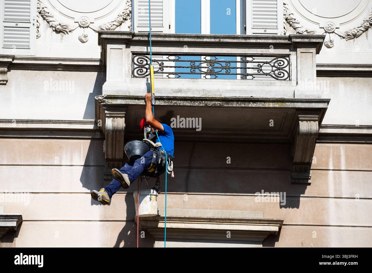 Esperto di accesso alla fune per il restauro esterno di edifici storici: Lavori efficienti e non invasivi che conservano materiali originali e dettagli storici. Foto Stock