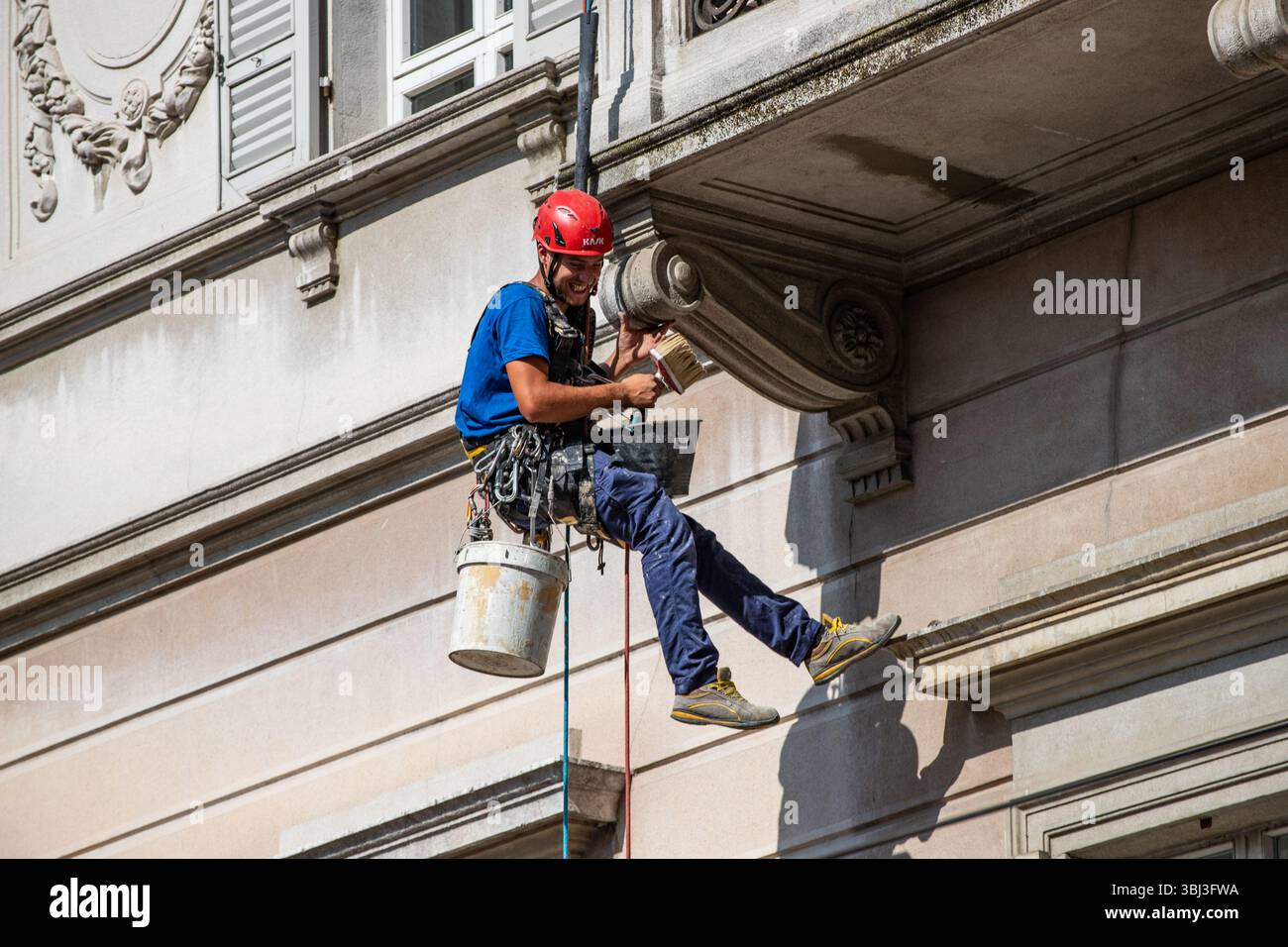 Esperto di accesso alla fune per il restauro esterno di edifici storici: Lavori efficienti e non invasivi che conservano materiali originali e dettagli storici. Foto Stock