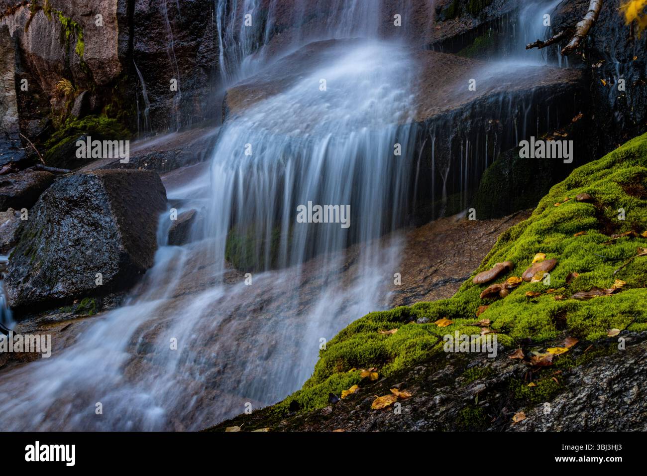Lunga esposizione di una cascata nella catena montuosa della Sierra Nevada. Foto Stock