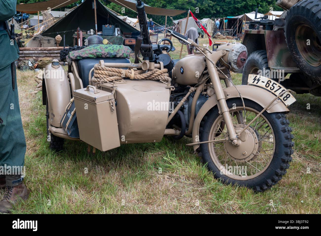 Motocicletta e sidecar BMW della seconda guerra mondiale in mostra alla fiera militare Overlord 2025. Foto Stock
