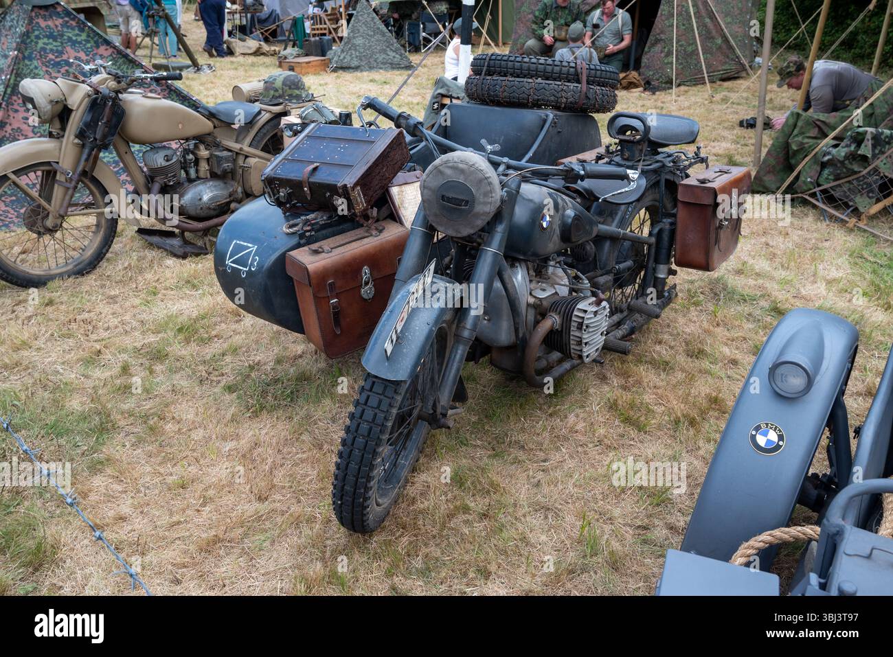 Motocicletta e sidecar BMW della seconda guerra mondiale in mostra alla fiera militare Overlord 2025. Foto Stock