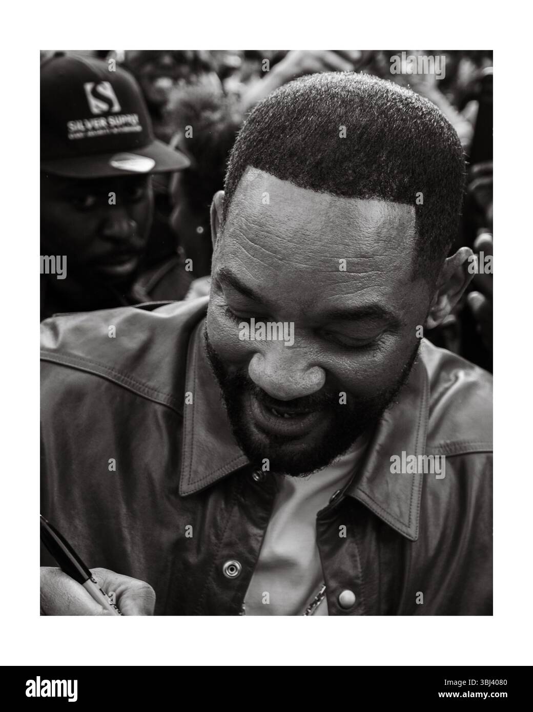 Will Smith fa un concerto improvvisato fuori dalla stazione di Kings Cross a Londra mercoledì 11 giugno 2025 Foto Stock