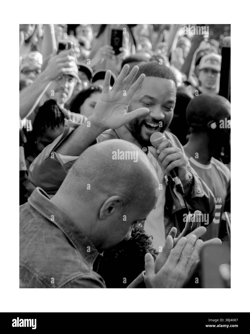 Will Smith fa un concerto improvvisato fuori dalla stazione di Kings Cross a Londra mercoledì 11 giugno 2025 Foto Stock