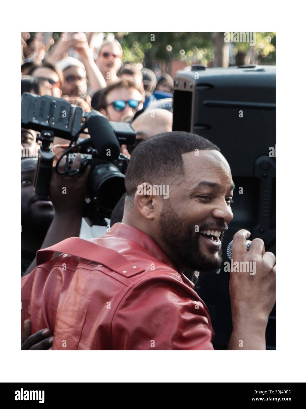 Will Smith fa un concerto improvvisato fuori dalla stazione di Kings Cross a Londra mercoledì 11 giugno 2025 Foto Stock