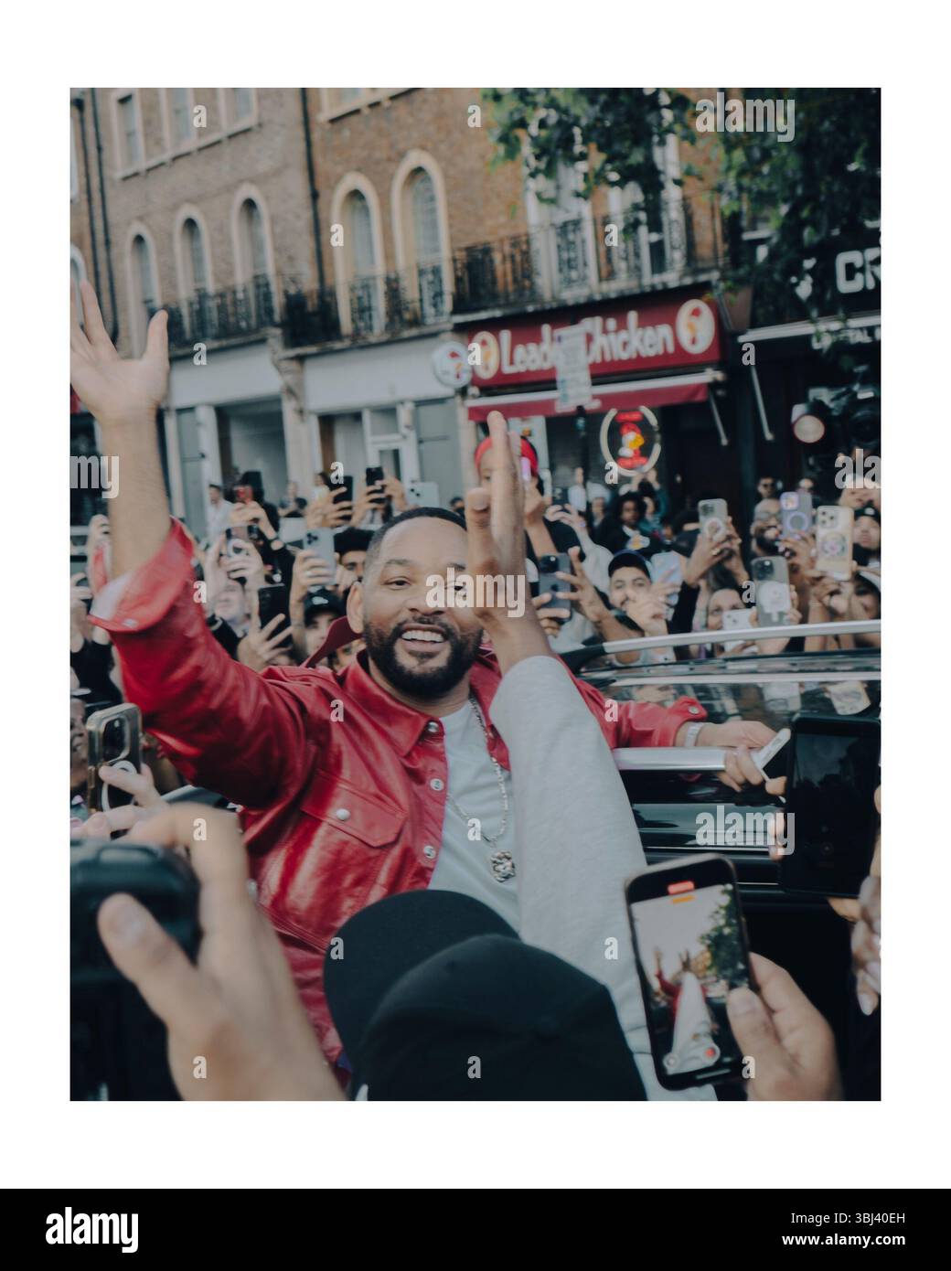 Will Smith fa un concerto improvvisato fuori dalla stazione di Kings Cross a Londra mercoledì 11 giugno 2025 Foto Stock