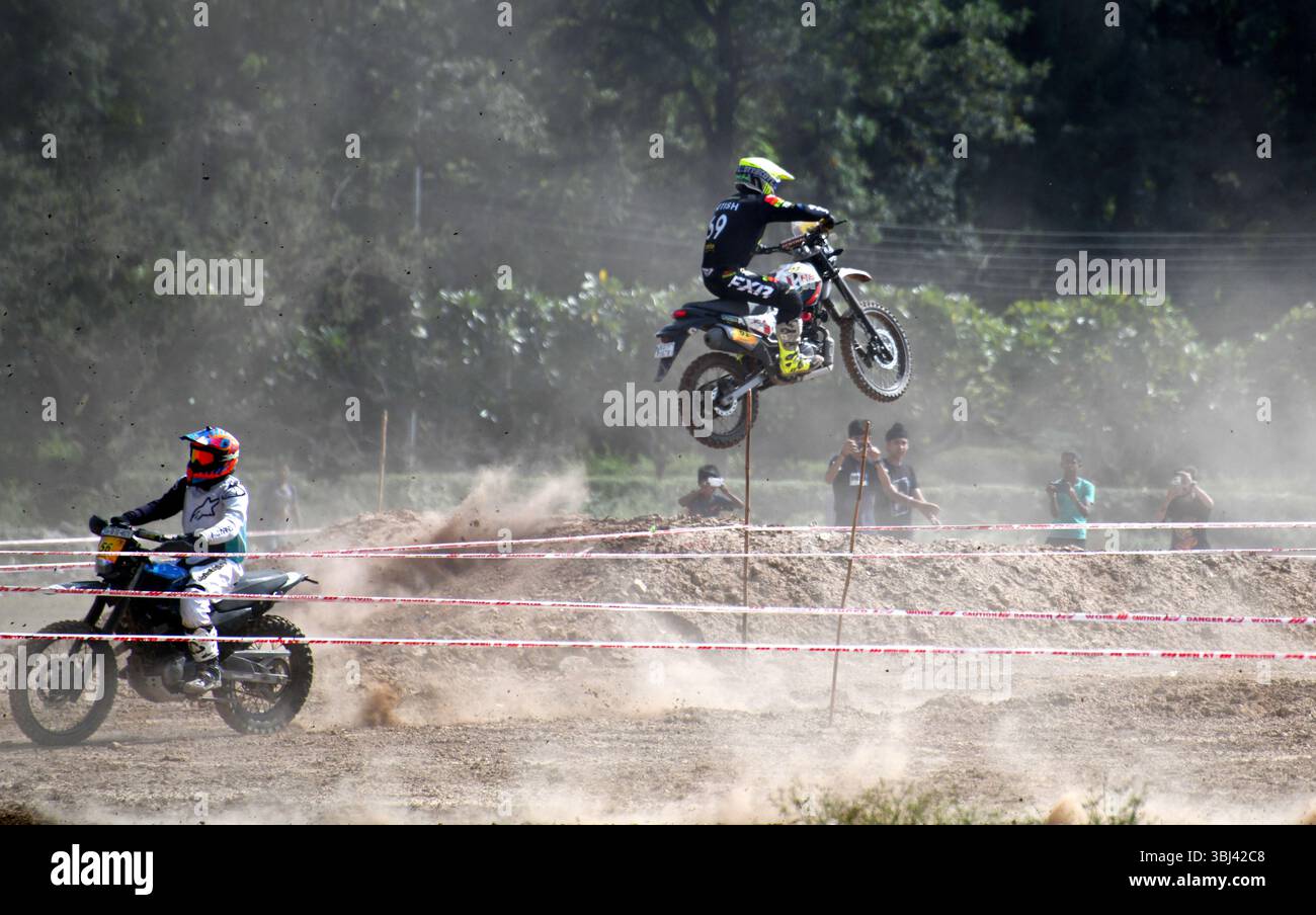 Pilota di motocross che mostra una serie di abilità molto drammatiche e pericolose Foto Stock