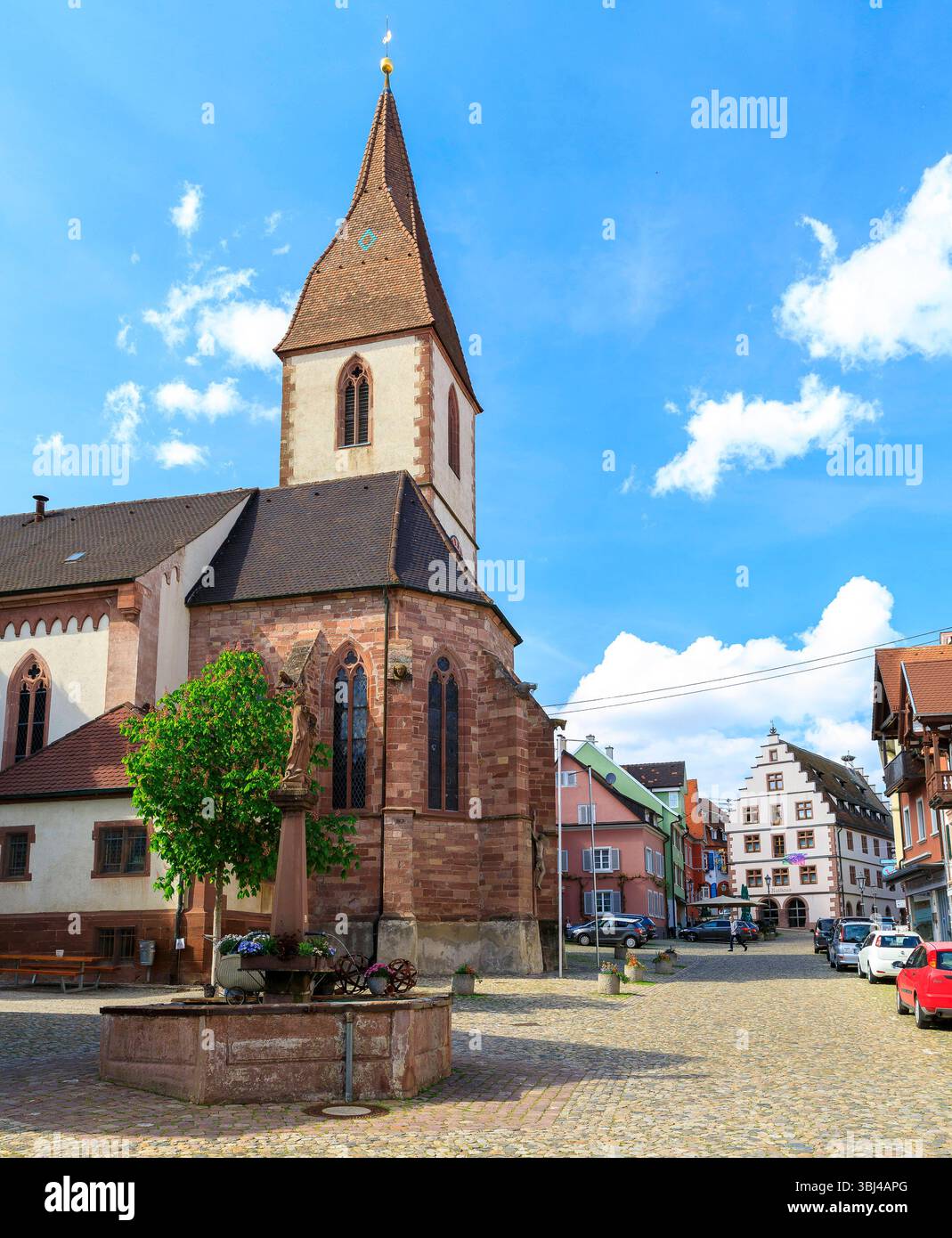 Marktplatz mit Wallfahrtskirche St.Martin und St.-Marien-Brunnen, im Hintergrund das Rathaus mit markantem Staffelgiebel, Endingen am Kaiserstuhl, Bad Foto Stock
