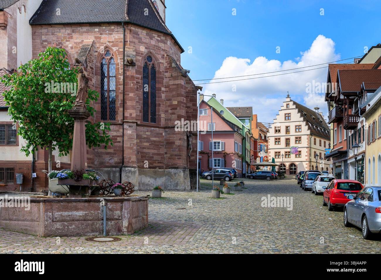 Marktplatz mit Wallfahrtskirche St.Martin und St.-Marien-Brunnen, im Hintergrund das Rathaus mit markantem Staffelgiebel, Endingen am Kaiserstuhl, Bad Foto Stock