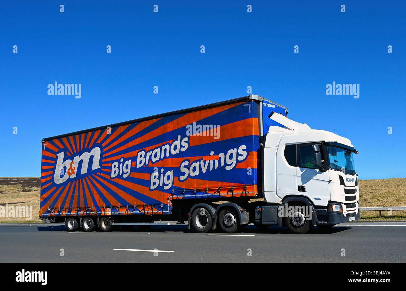 B & M Retail Limited HGV, viaggia a velocità sostenuta sulla M6 Motorway Southbound Carriway, Shap, Cumbria, Inghilterra, Regno Unito, Europa. Foto Stock