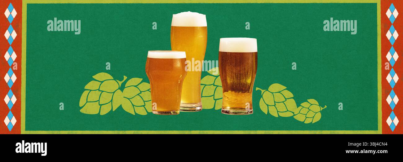 Trio di bicchieri da birra con schiuma disposti davanti al luppolo disegnando su sfondo verde con accenti floreali. Collage di arte concettuale. Gente piatta. Banner. Foto Stock