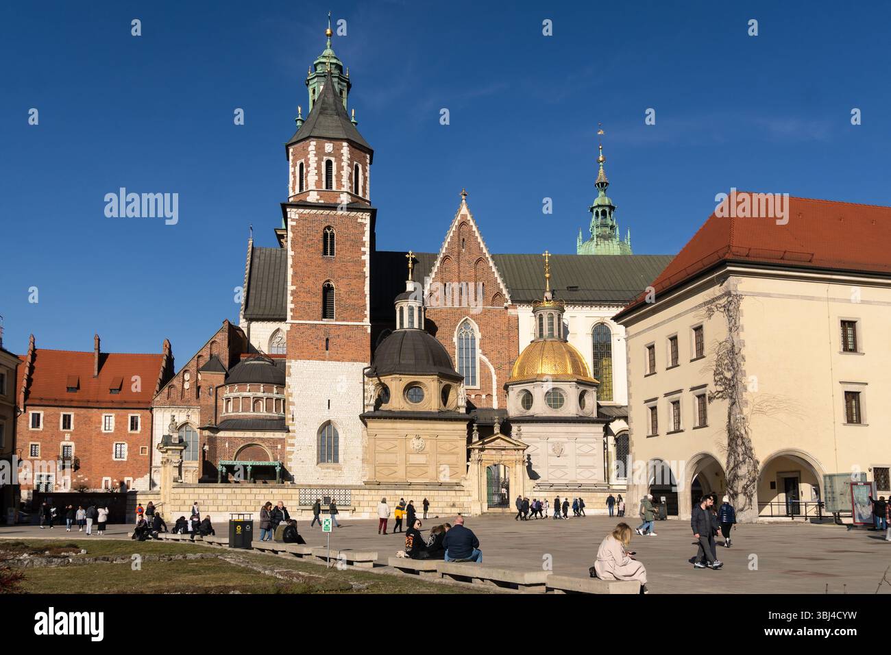 Cracovia, Polonia - gennaio 30 2025: I turisti visitano la famosa cattedrale e il castello di Cracovia Wawel nella storica città vecchia in Polonia in una soleggiata giornata invernale Foto Stock