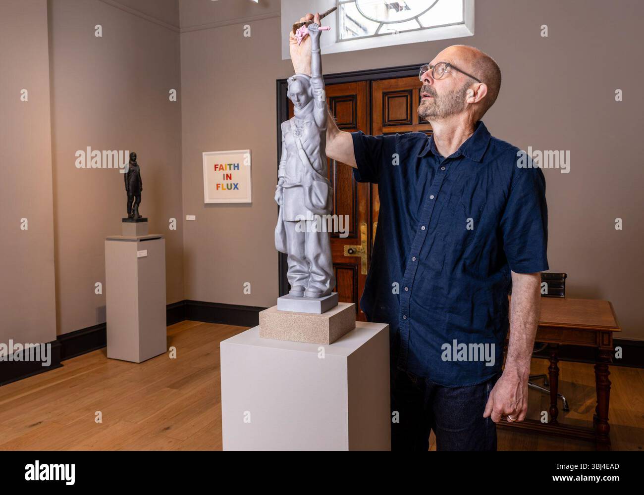 Edimburgo, Regno Unito. 13 giugno 2025 foto: Kenny Hunter con feedback Loop, 2022. Lo scultore Kenny Hunter svela la nuova mostra Let’s Forget che aprirà domani, 14 giugno fino al 30 agosto alla fine Art Society.. Crediti: Rich Dyson/Alamy Live News Foto Stock