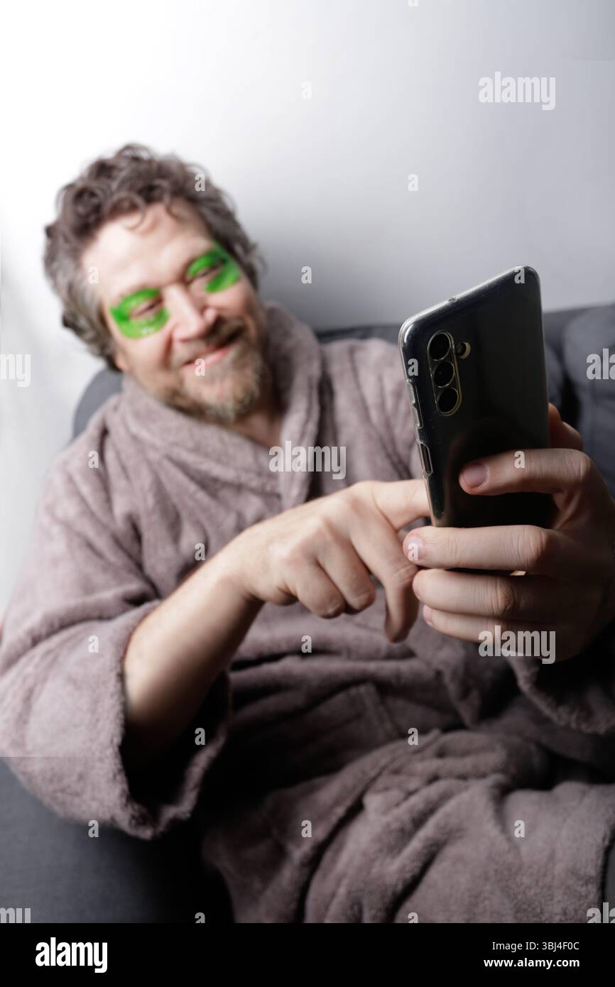 un uomo che fa un selfie con un trattamento di bellezza Foto Stock