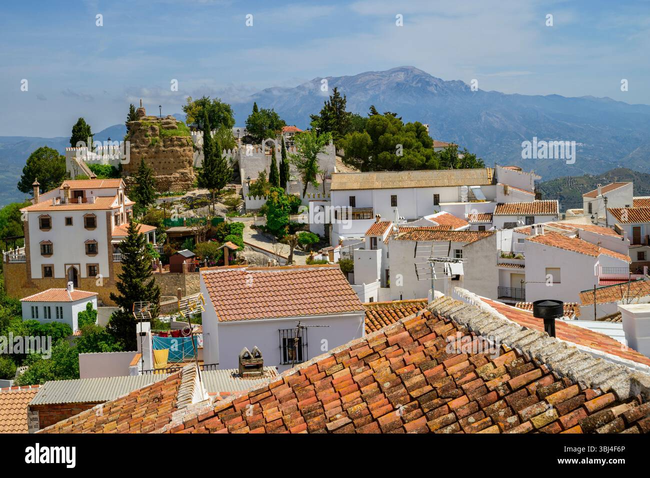 Comares un pueblo blanco (villaggio bianco in cima a una collina) in Andalusia, Spagna. Foto Stock