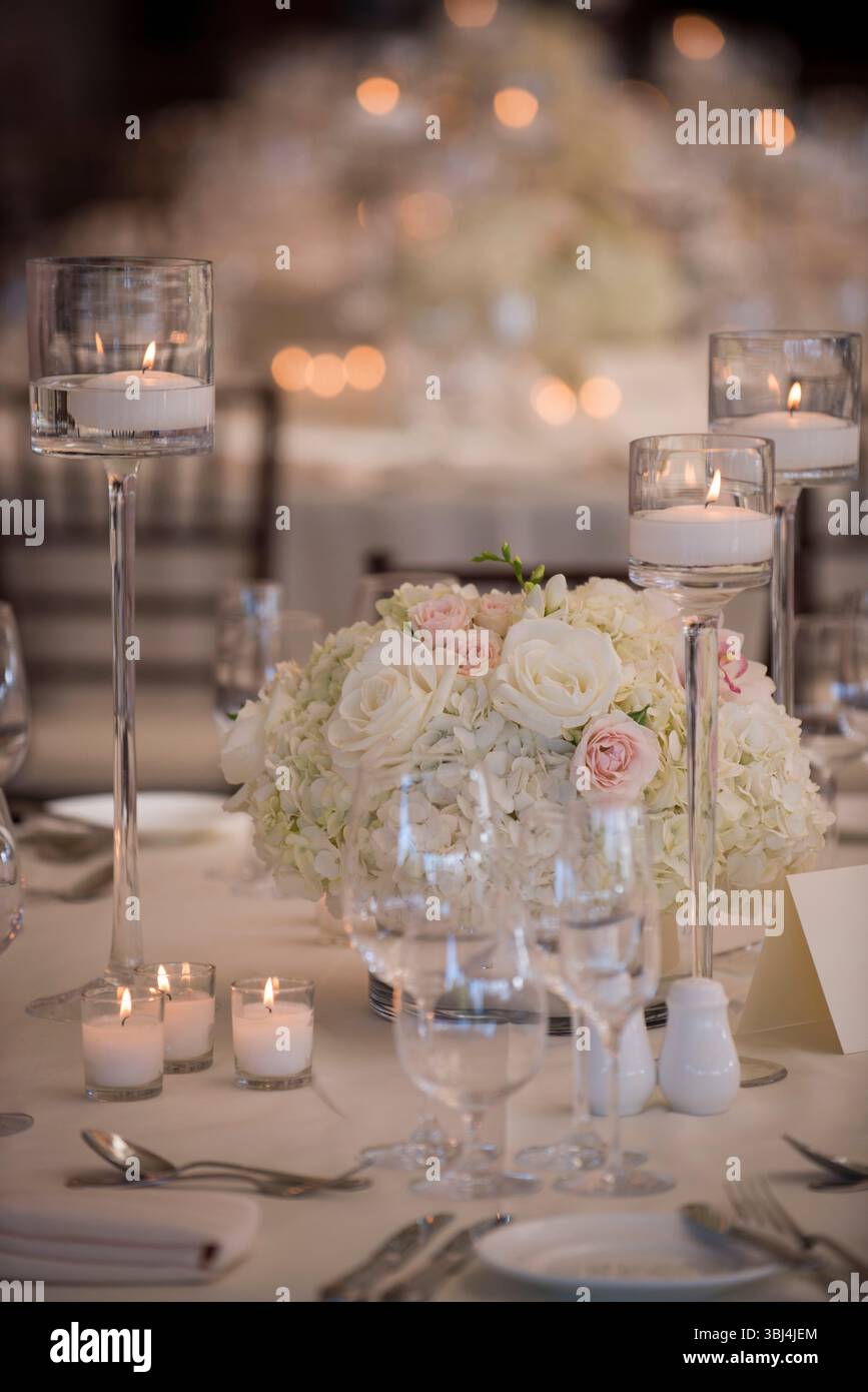 Elegante tavolo da sposa a lume di candela con centrotavola floreale Foto Stock