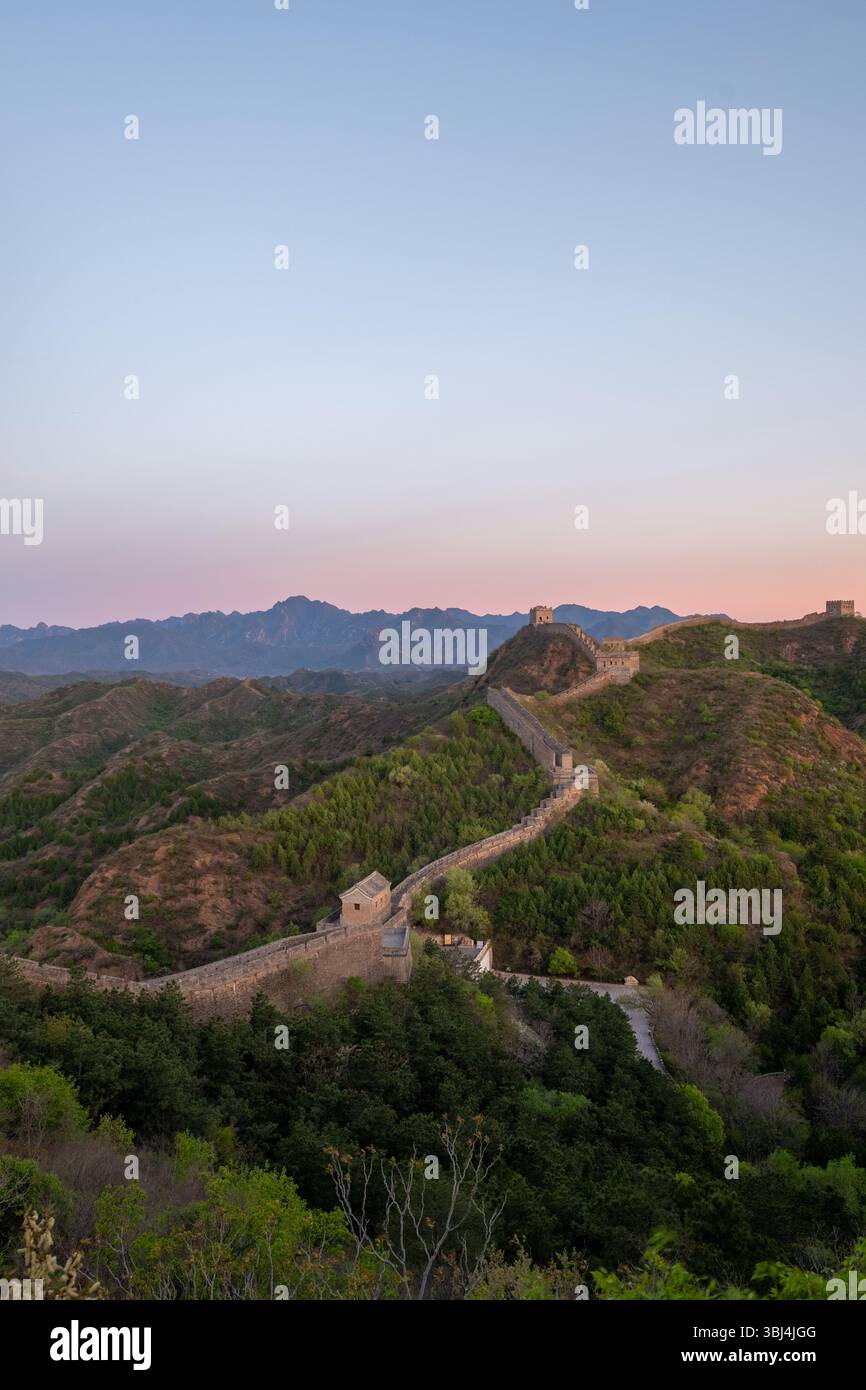 Grande Muraglia Cinese e montagne all'alba Foto Stock