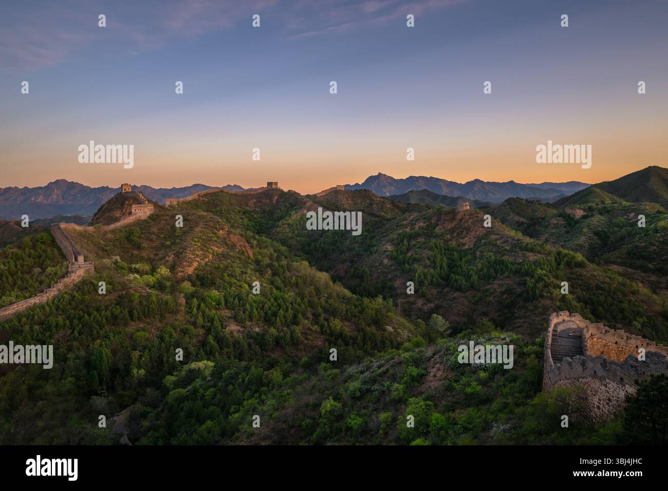 Grande Muraglia Cinese e montagne all'alba Foto Stock