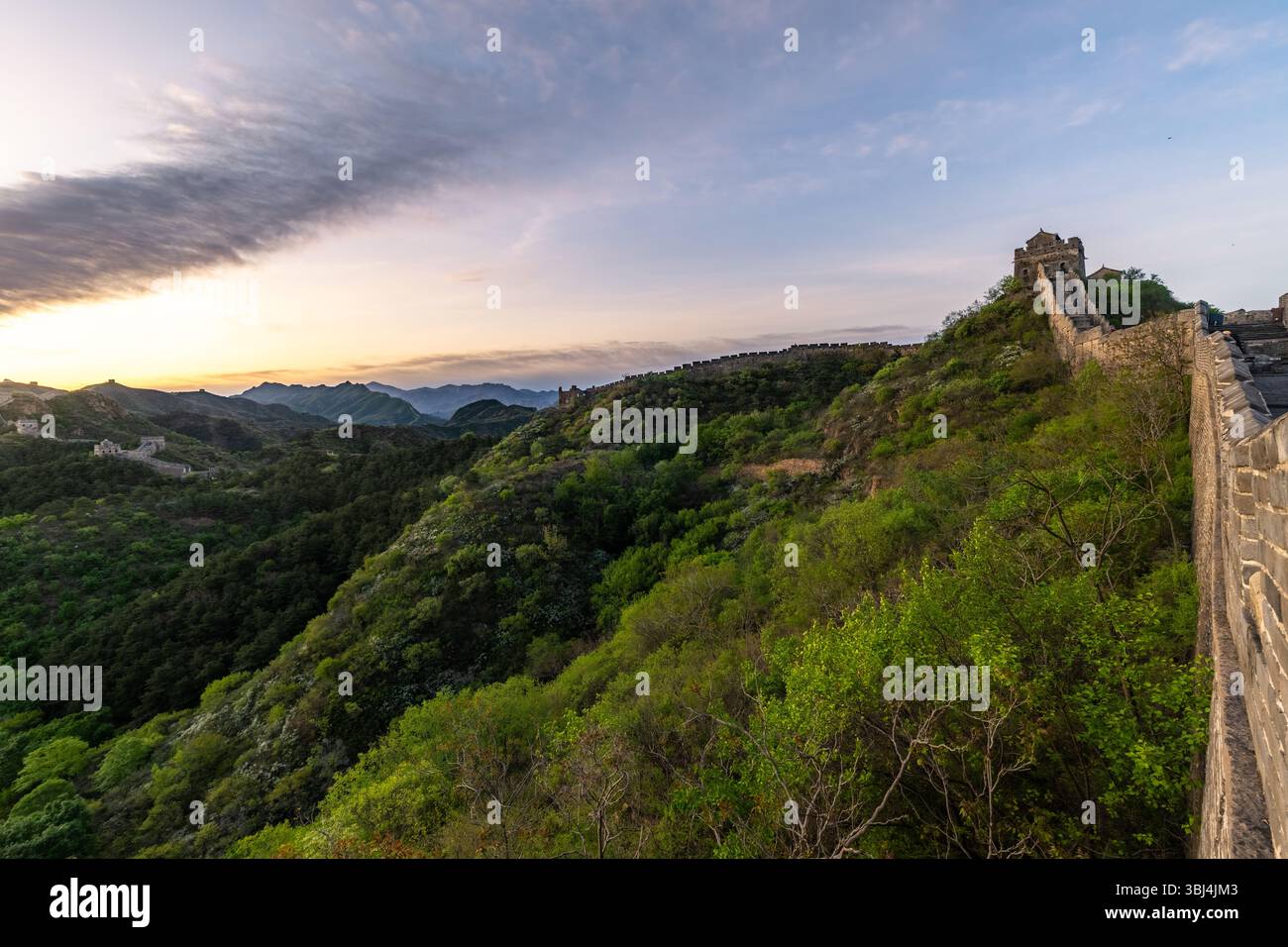 Grande Muraglia Cinese e montagne all'alba Foto Stock