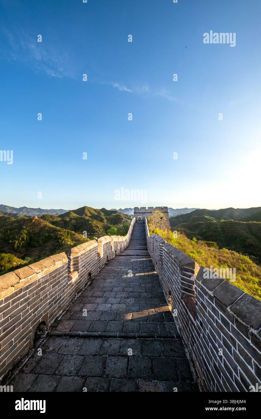 Grande Muraglia Cinese e montagne all'alba Foto Stock