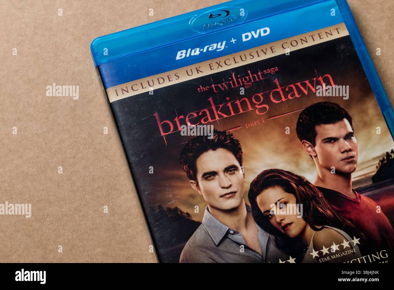 Twilight Breaking Dawn Blu-ray + custodia DVD con protagonisti i personaggi principali. Solo per uso editoriale. Foto Stock