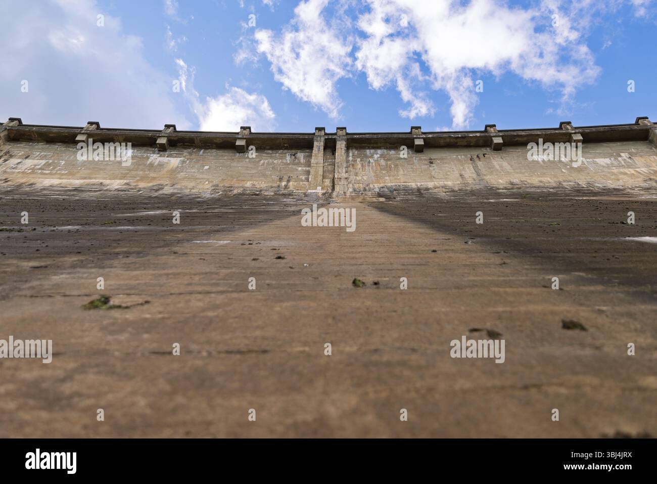 La diga di Maroondah raggiunge il cielo in una giornata di sole Foto Stock