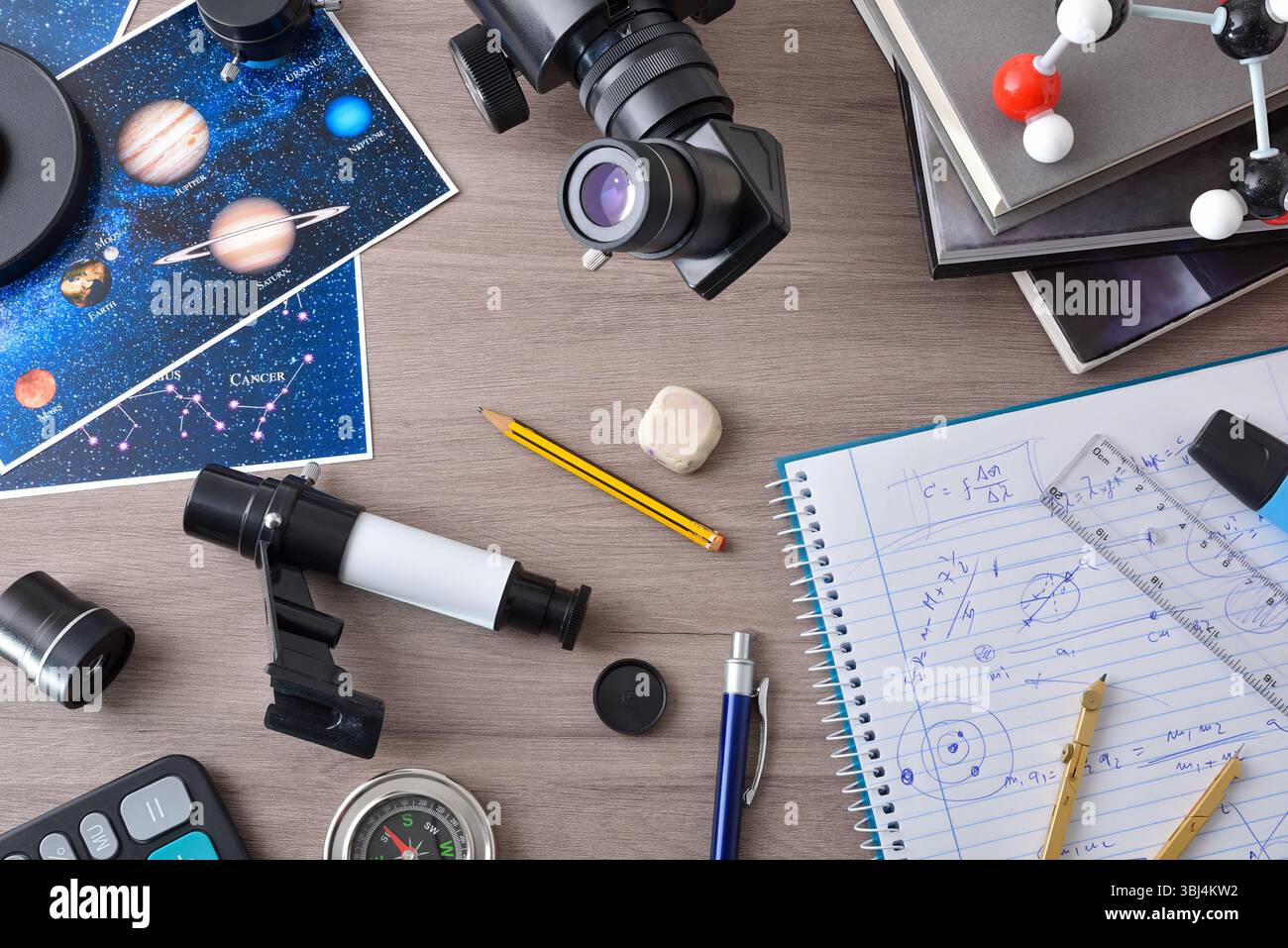 Concetto di spazio di lavoro per studenti di astronomia con panchina in legno piena di oggetti per lo studio astronomico, come libri diretti con note e suppl di base per ufficio Foto Stock