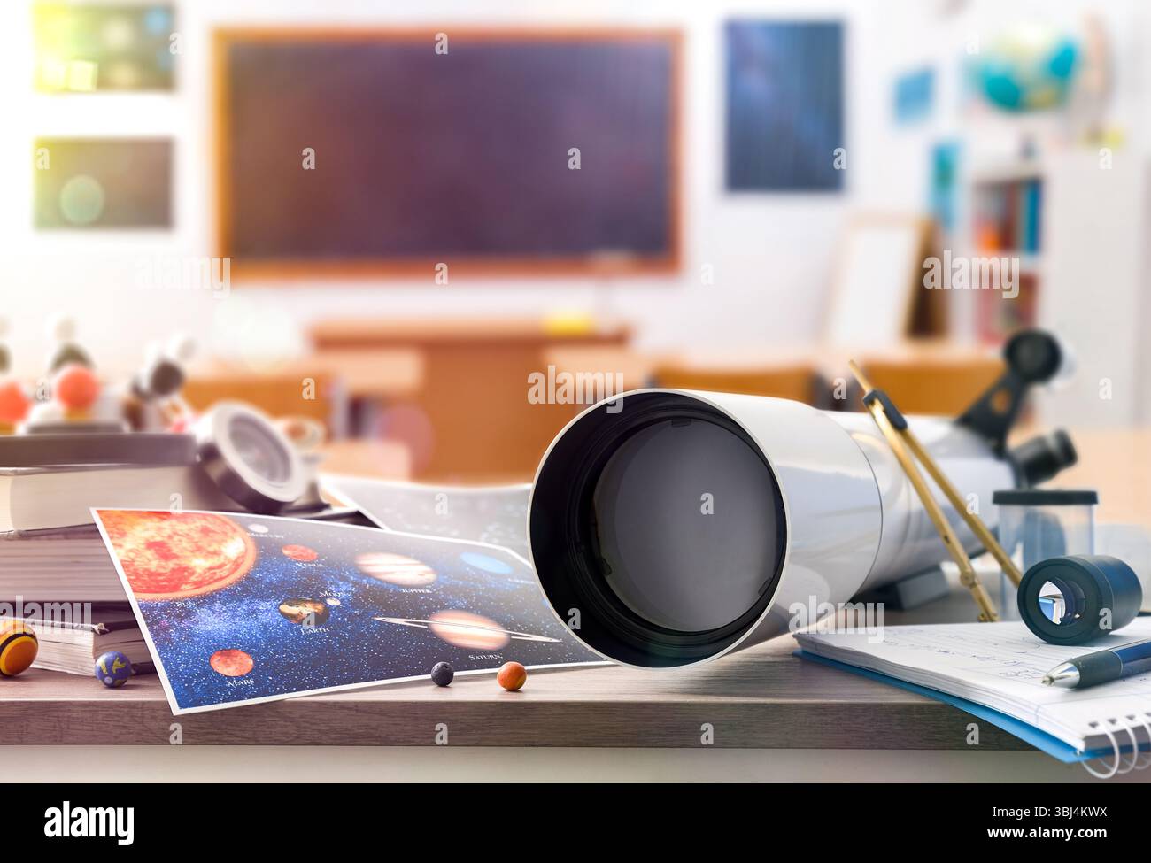 Tavolo per studenti di astronomia con materiali e strumenti di studio e sfondo in classe. Vista frontale. Foto Stock
