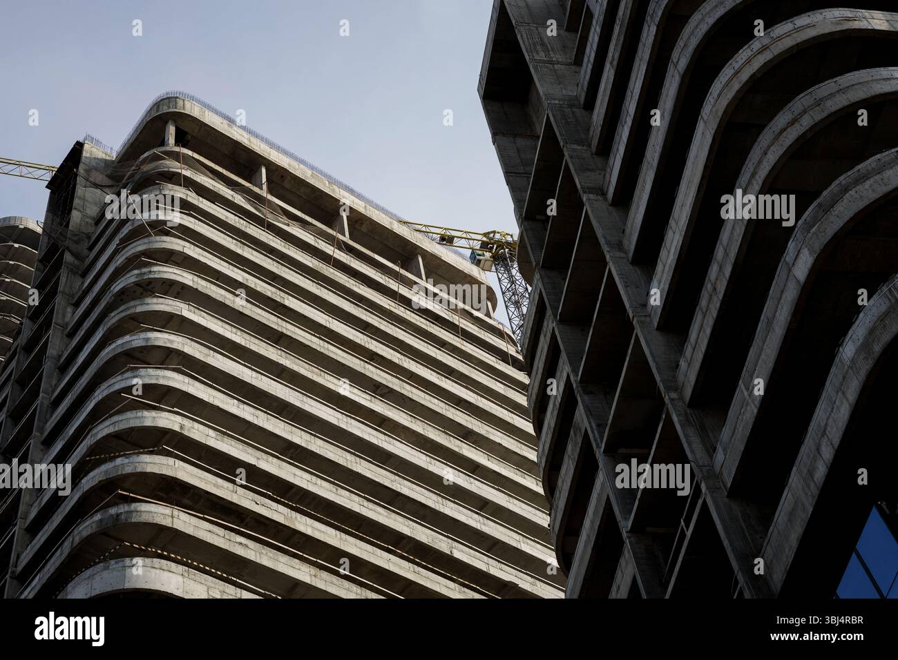 Edificio residenziale a più piani in costruzione. facciata di un moderno grattacielo con rivestimento in vetro Foto Stock