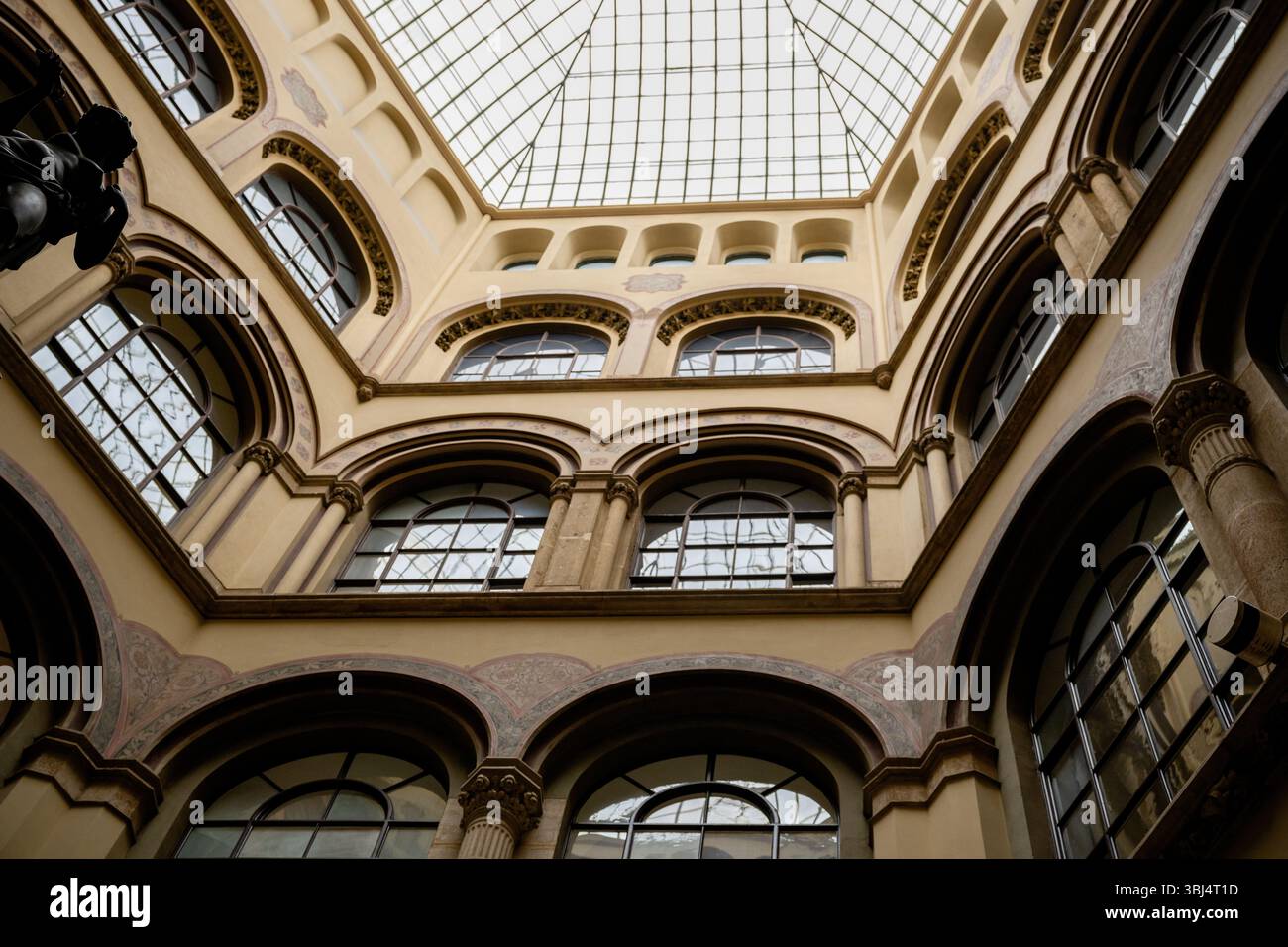 Vista della cupola e fontana in Ferstel passaggio a Vienna, in Austria Foto Stock