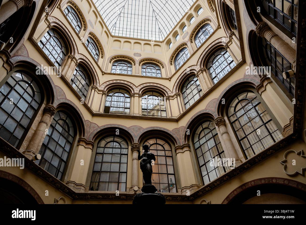 Vista della cupola e fontana in Ferstel passaggio a Vienna, in Austria Foto Stock