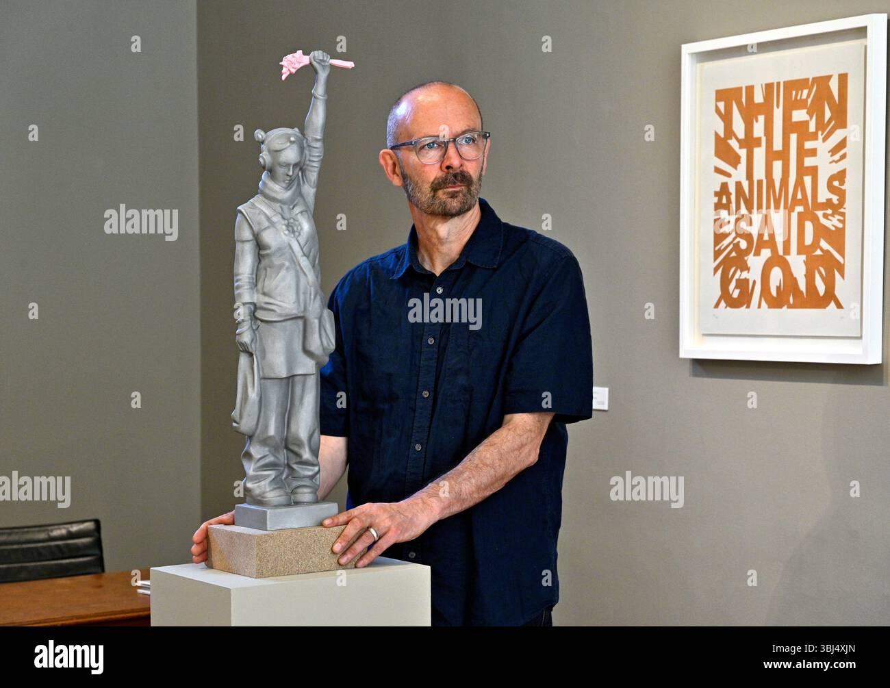 Edimburgo, Scozia, Regno Unito. 13 giugno 2025. Il premiato scultore scozzese Kenny Hunter porta le sue opere contemporanee alla fine Art Society quest'estate. Dimentichiamolo, vede Hunter sperimentare usi inaspettati di scala, materiale e materia. Kenny Hunter con la sua scultura feedback Loop. A partire da domani alla fine Art Society di Dundas Street e correndo accanto al festival di Edimburgo fino al 30 agosto. Crediti: Craig Brown/Alamy Live News Foto Stock