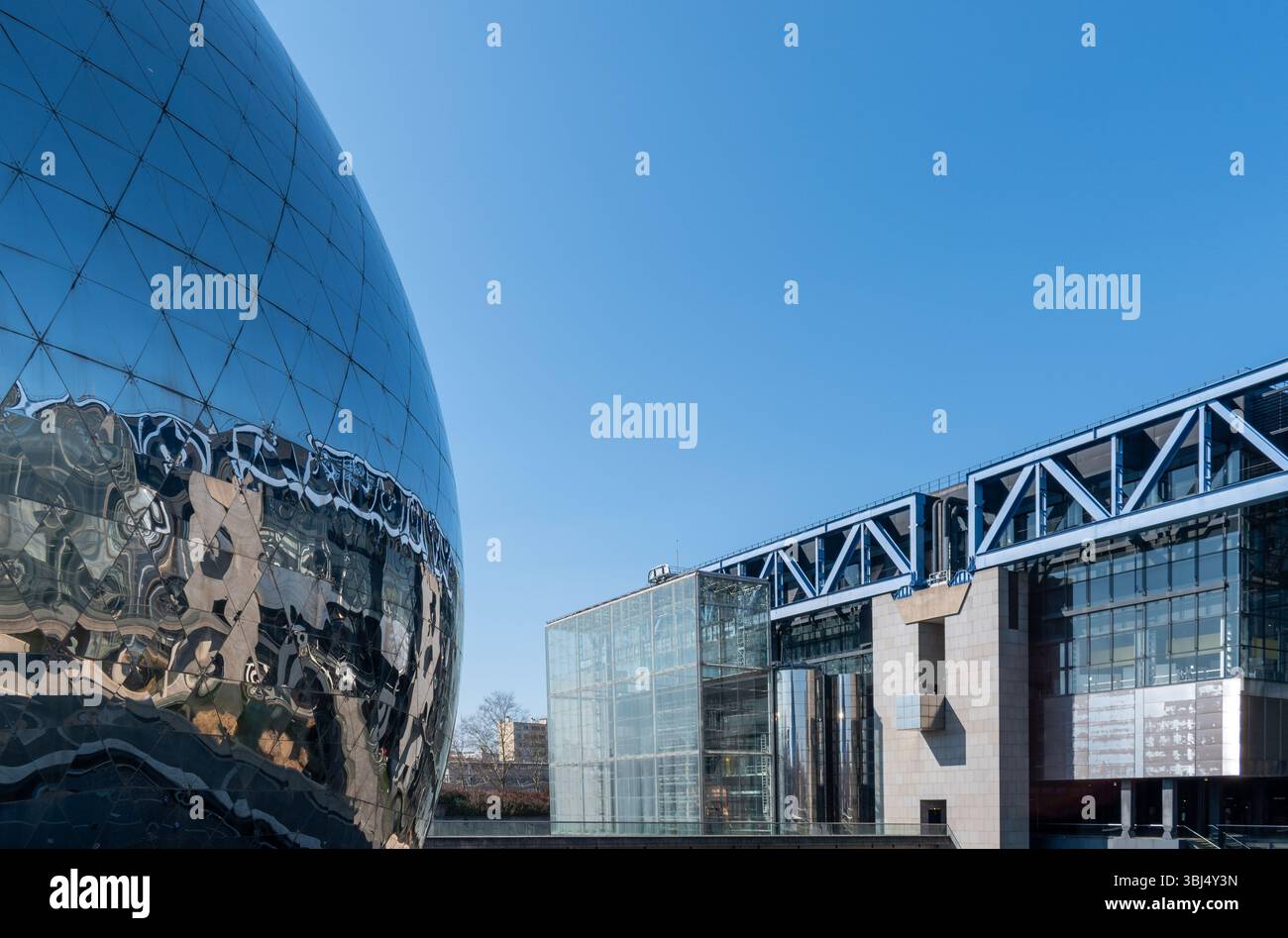 Parigi, Francia - 05 25 2025 : il Géode e la città della scienza e dell'industria nel Parc de la Villette Foto Stock