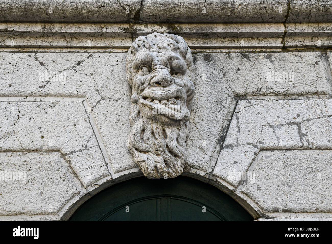 Mascaron sul portale del campanile della chiesa di Santa Maria Formosa (1492), nel sestiere di Castello, Venezia, Veneto, Italia Foto Stock