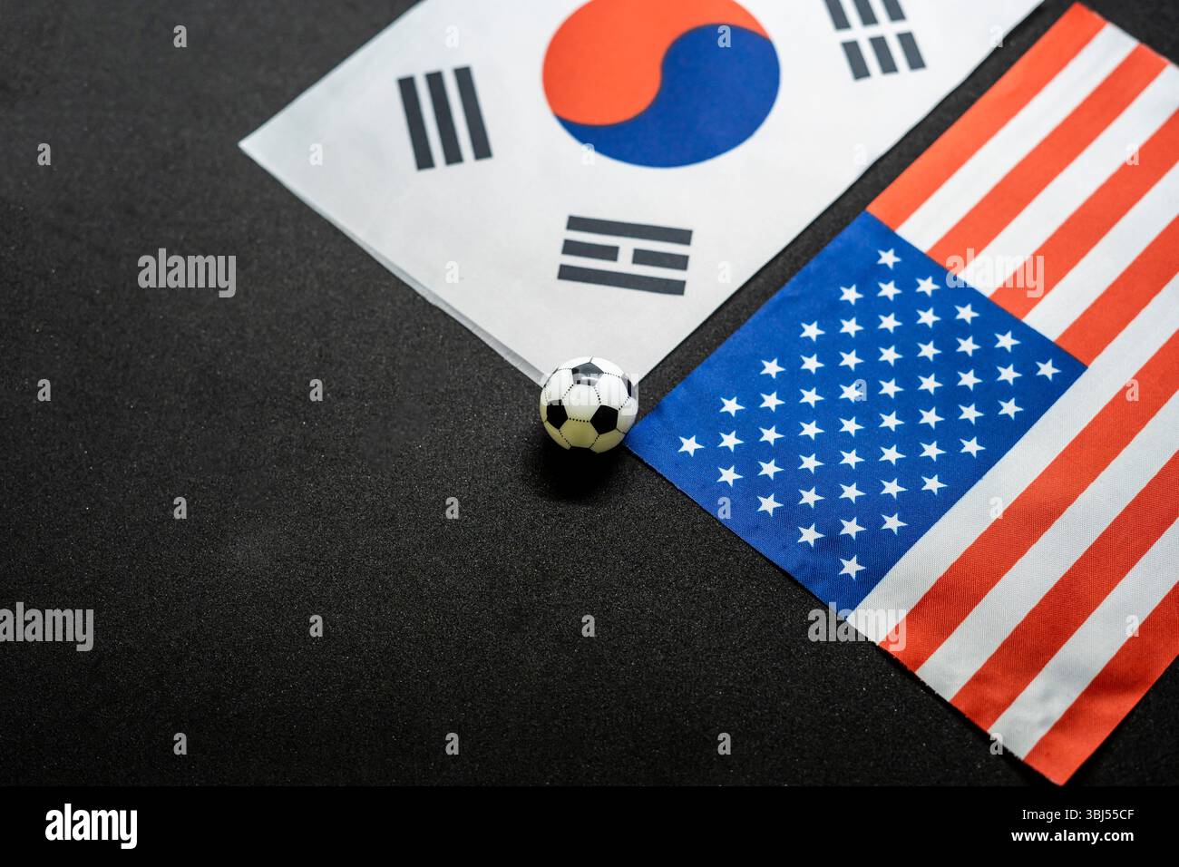 Corea del Sud vs Stati Uniti, partita di calcio con bandiere nazionali Foto Stock