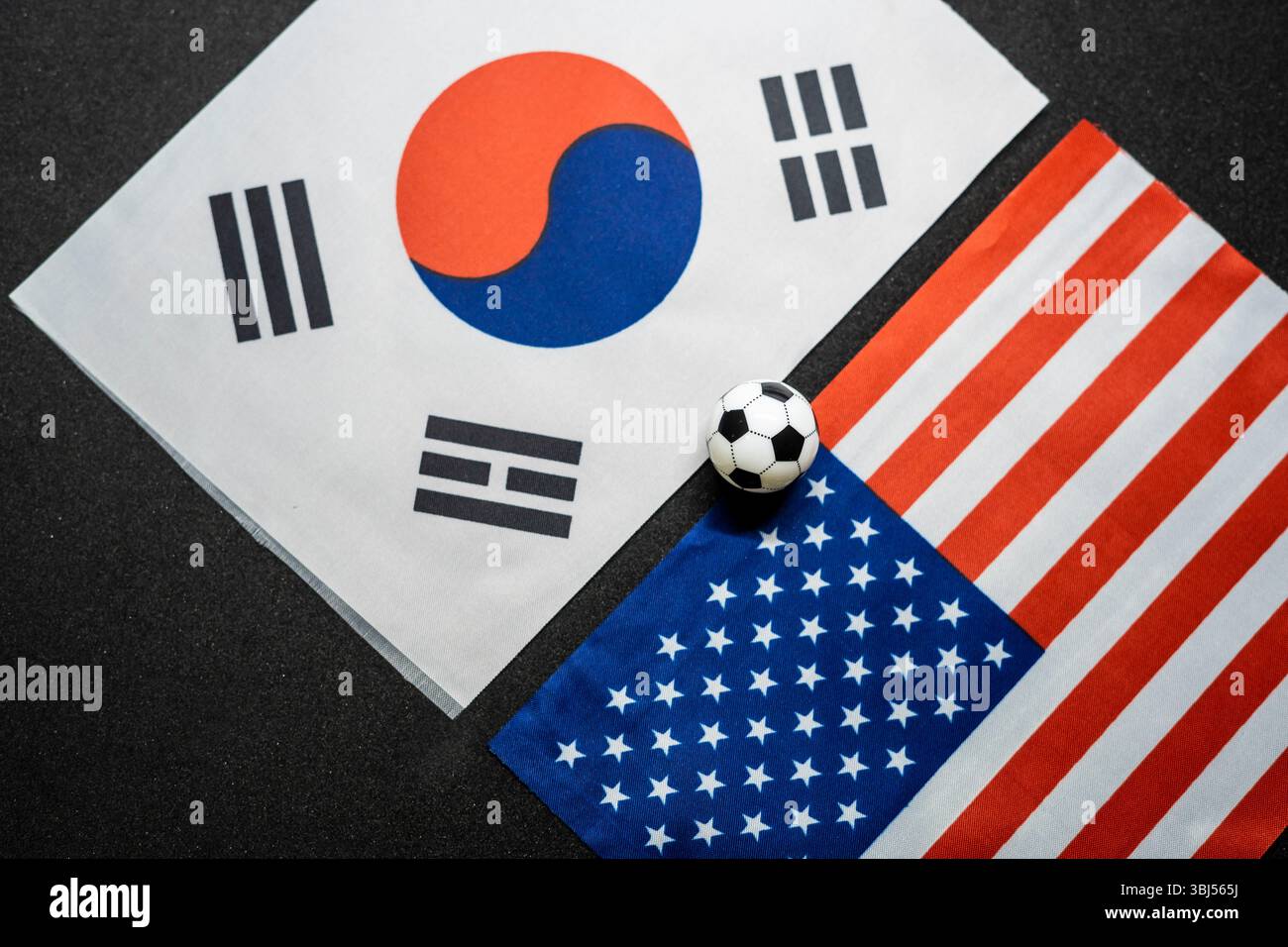 Corea del Sud vs Stati Uniti, partita di calcio con bandiere nazionali Foto Stock
