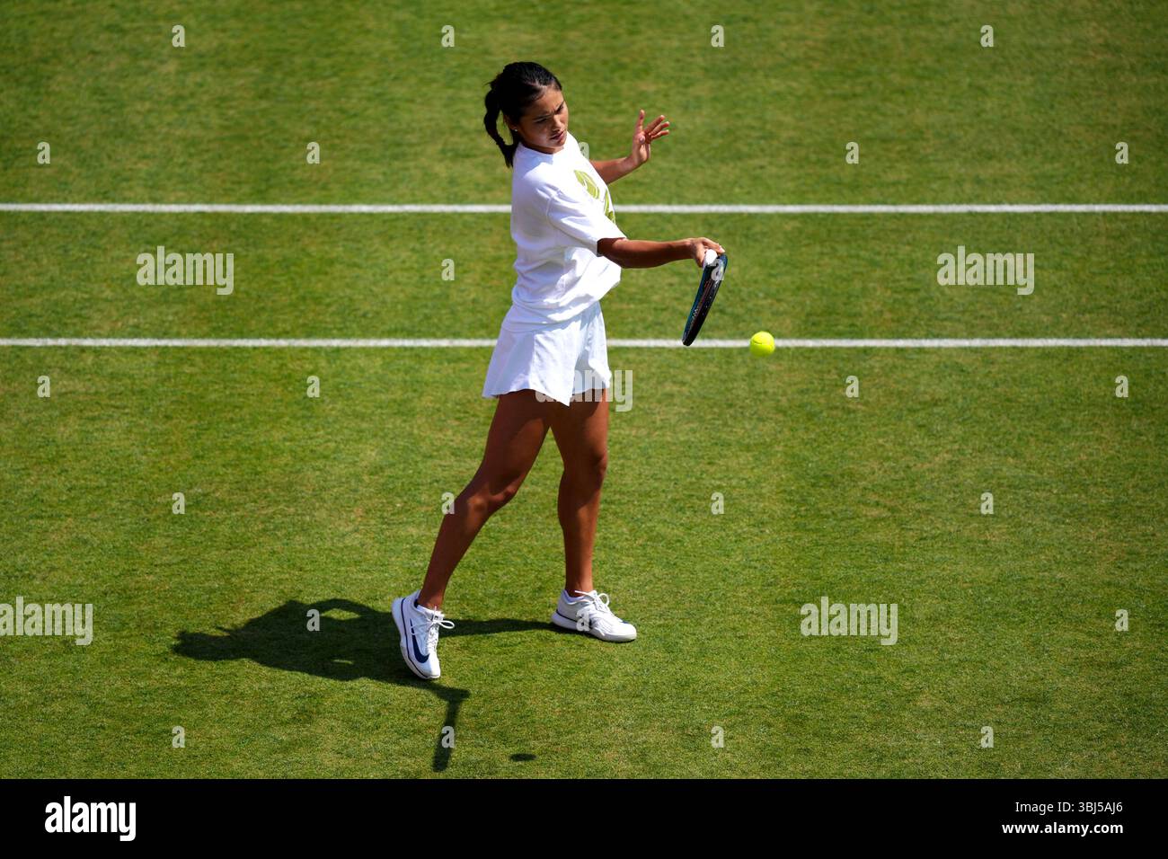 Emma Raducanu pratica il quinto giorno dei Campionati HSBC al Queen's Club di Londra. Data foto: Venerdì 13 giugno 2025. Foto Stock Emma Raducanu pratica il quinto giorno dei Campionati HSBC al Queen's Club di Londra. Data foto: Venerdì 13 giugno 2025. Foto Stock