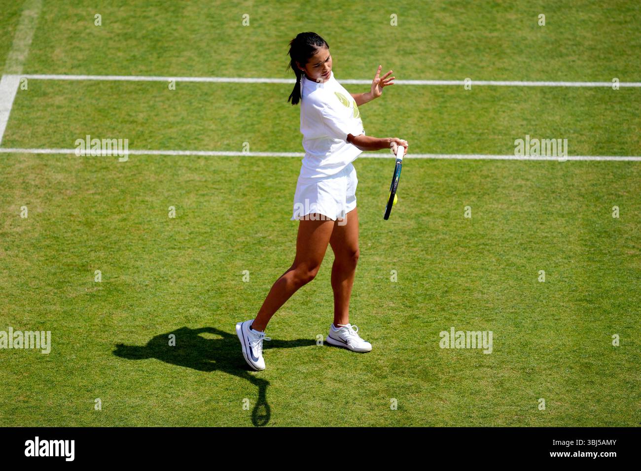 Emma Raducanu pratica il quinto giorno dei Campionati HSBC al Queen's Club di Londra. Data foto: Venerdì 13 giugno 2025. Foto Stock Emma Raducanu pratica il quinto giorno dei Campionati HSBC al Queen's Club di Londra. Data foto: Venerdì 13 giugno 2025. Foto Stock