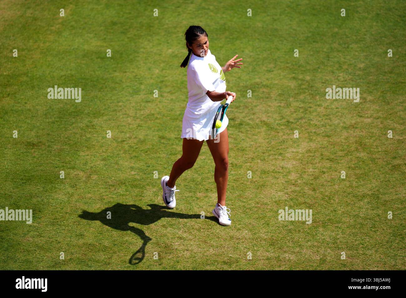 Emma Raducanu pratica il quinto giorno dei Campionati HSBC al Queen's Club di Londra. Data foto: Venerdì 13 giugno 2025. Foto Stock Emma Raducanu pratica il quinto giorno dei Campionati HSBC al Queen's Club di Londra. Data foto: Venerdì 13 giugno 2025. Foto Stock