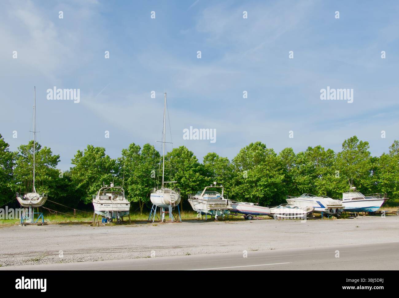 Fila di vecchi motoscafi abbandonati e yacht su culle vicino alla Marina de Santander Bay di Santander Cantabria Spagna Europa Foto Stock