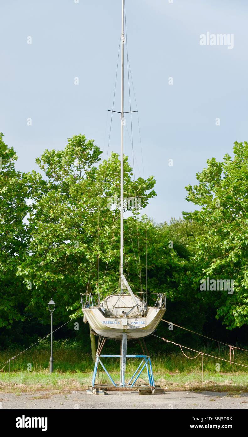 Vecchio yacht abbandonato sulle culle della barca vicino alla baia Marina de Santander di Santander Cantabria Spagna Europa Foto Stock