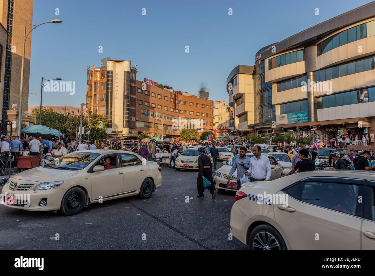 SULAYMANIYAH, IRAQ - 6 OTTOBRE 2022: Traffico in Court Street a Sulaymaniyah (Slemani), regione del Kurdistan in Iraq Foto Stock