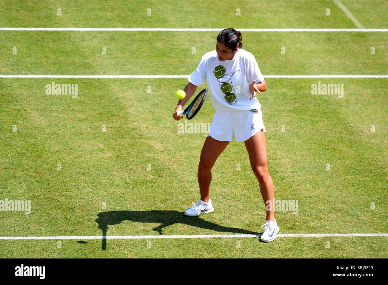 Emma Raducanu pratica il quinto giorno dei Campionati HSBC al Queen's Club di Londra. Data foto: Venerdì 13 giugno 2025. Foto Stock Emma Raducanu pratica il quinto giorno dei Campionati HSBC al Queen's Club di Londra. Data foto: Venerdì 13 giugno 2025. Foto Stock