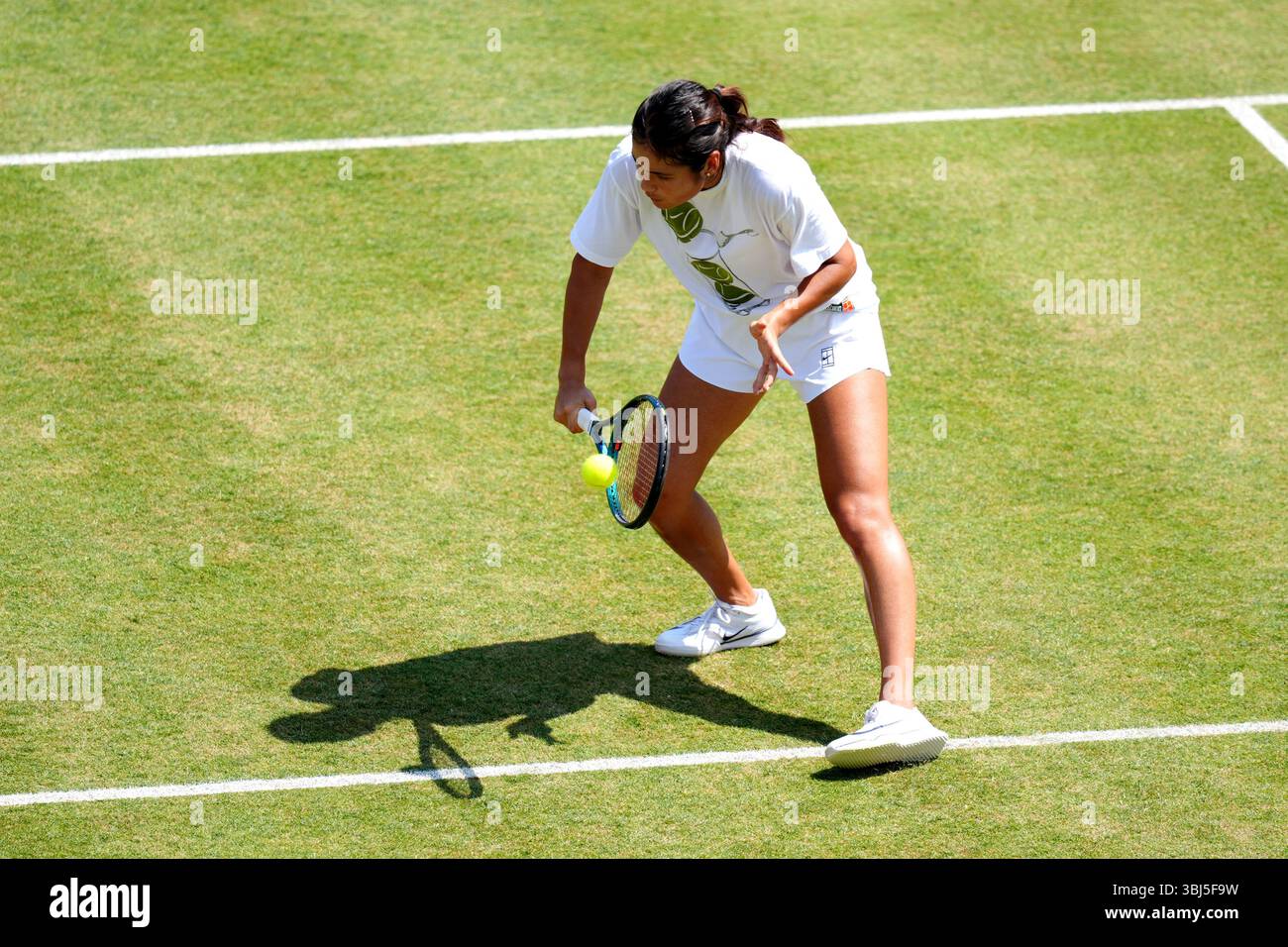 Emma Raducanu pratica il quinto giorno dei Campionati HSBC al Queen's Club di Londra. Data foto: Venerdì 13 giugno 2025. Foto Stock Emma Raducanu pratica il quinto giorno dei Campionati HSBC al Queen's Club di Londra. Data foto: Venerdì 13 giugno 2025. Foto Stock