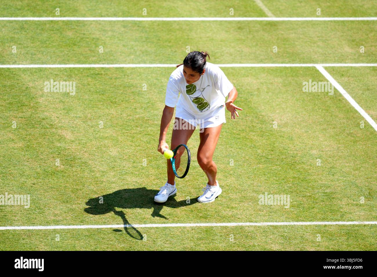 Emma Raducanu pratica il quinto giorno dei Campionati HSBC al Queen's Club di Londra. Data foto: Venerdì 13 giugno 2025. Foto Stock Emma Raducanu pratica il quinto giorno dei Campionati HSBC al Queen's Club di Londra. Data foto: Venerdì 13 giugno 2025. Foto Stock